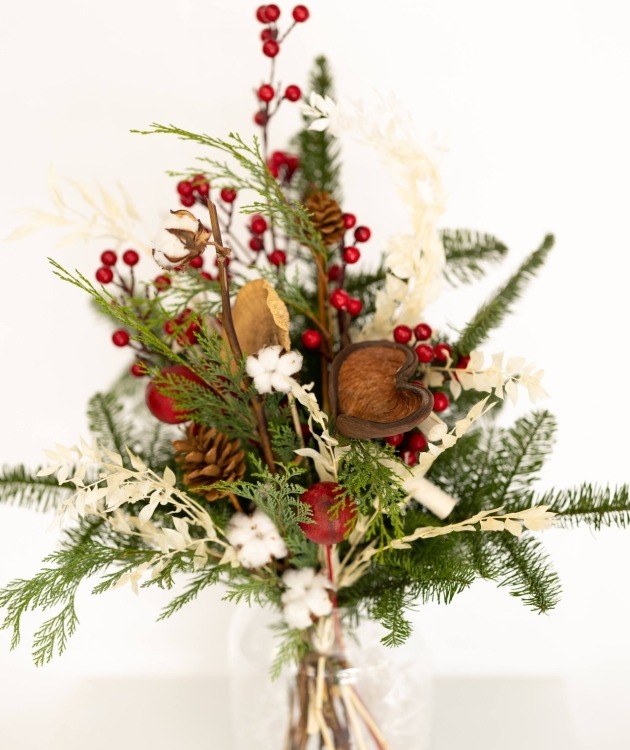 Fleurs à Lisbonne - Christmas Branch with Pinecones (1)