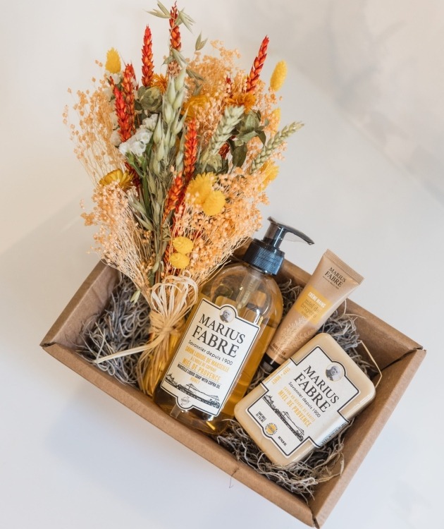 Fleurs à Lisbonne - Marius Fabre Cosmetic Pack - Honey 1
