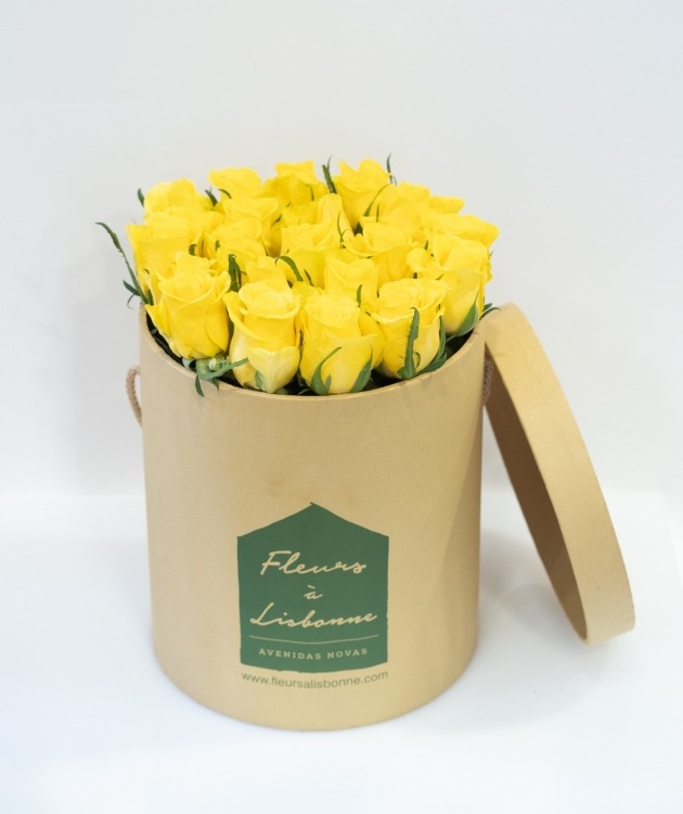 Fleurs à Lisbonne - Tall Box of Yellow Roses (1)