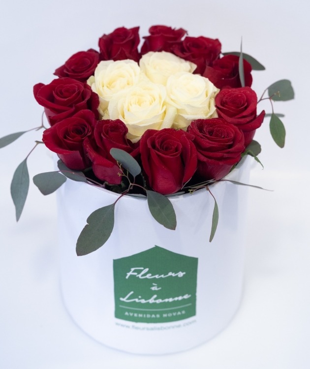 Fleurs à Lisbonne - Caixa Alta de Rosas Vermelhas e Brancas (3)
