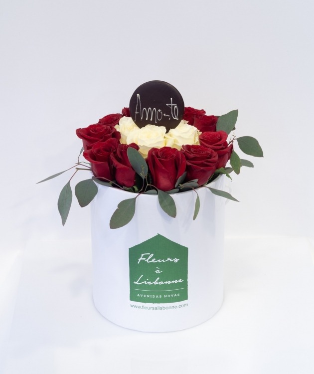 Fleurs à Lisbonne - Tall Box of Red and White Roses (4)