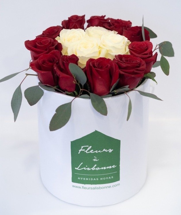 Fleurs à Lisbonne - Tall Box of Red and White Roses (2)