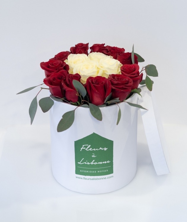 Fleurs à Lisbonne - Tall Box of Red and White Roses (1)