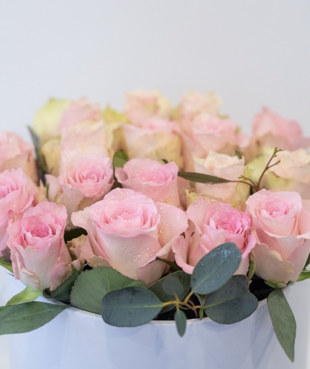 Fleurs à Lisbonne - Tall Box of Pink Roses and Eucalyptus   (3)