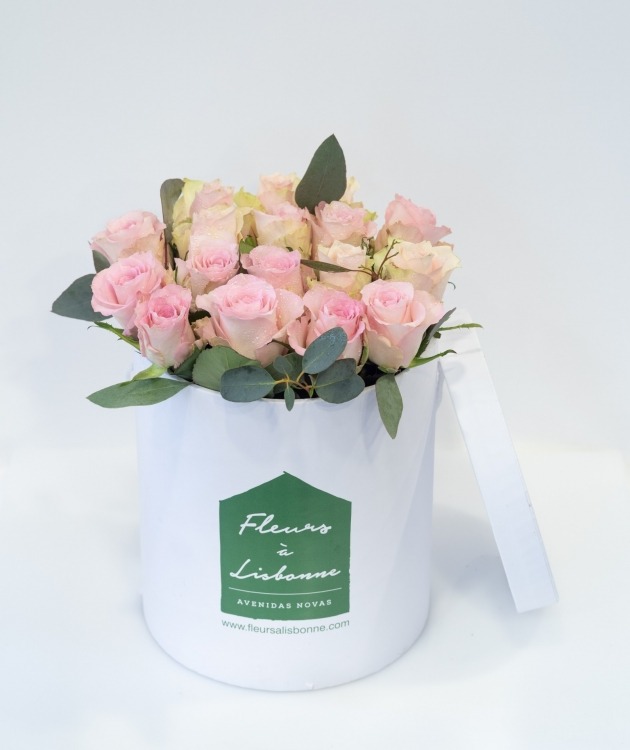 Fleurs à Lisbonne - Tall Box of Pink Roses and Eucalyptus   (1)