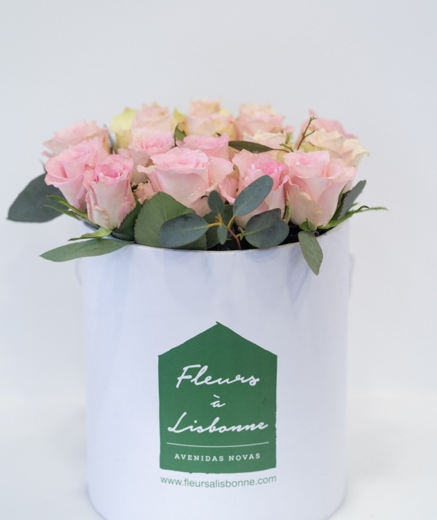 Fleurs à Lisbonne - Tall Box of Pink Roses and Eucalyptus   (4)