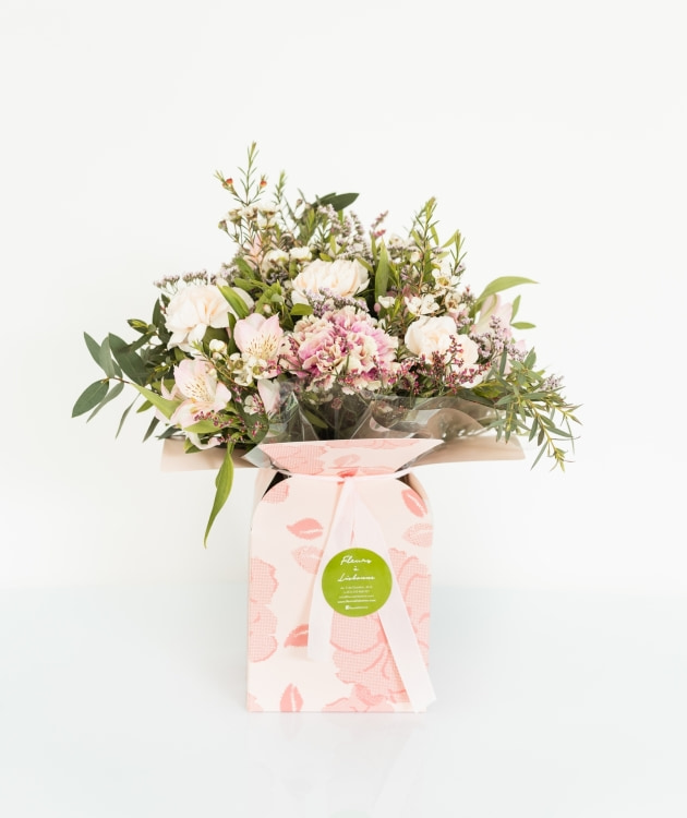 Fleurs à Lisbonne - Box of Country Carnations (1)