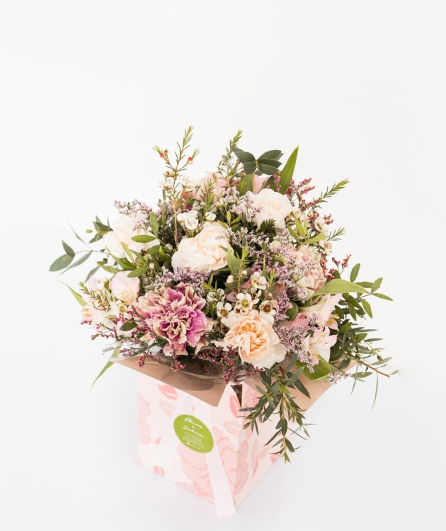 Fleurs à Lisbonne - Box of Country Carnations (4)