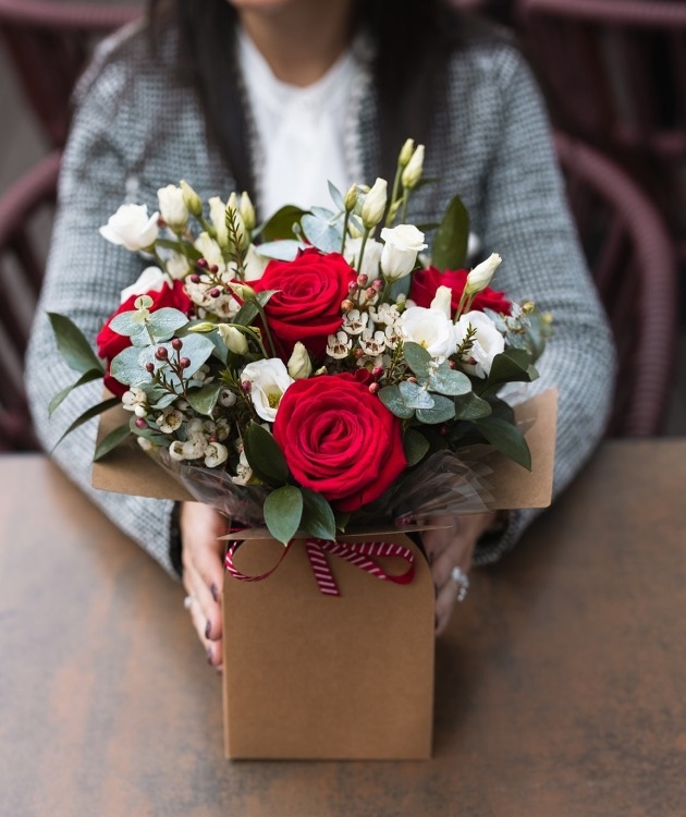 Fleurs à Lisbonne - Box of Red Roses and Eucalyptus (4)
