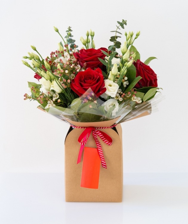 Fleurs à Lisbonne - Box of Red Roses and Eucalyptus (1)