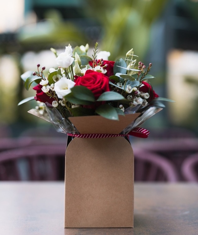 Fleurs à Lisbonne - Box of Red Roses and Eucalyptus (3)