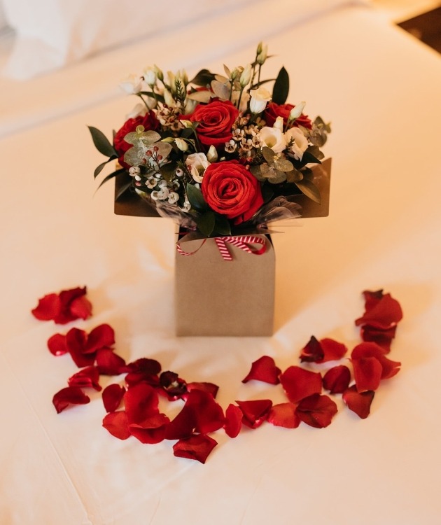 Fleurs à Lisbonne - Box of Red Roses and Eucalyptus (11)