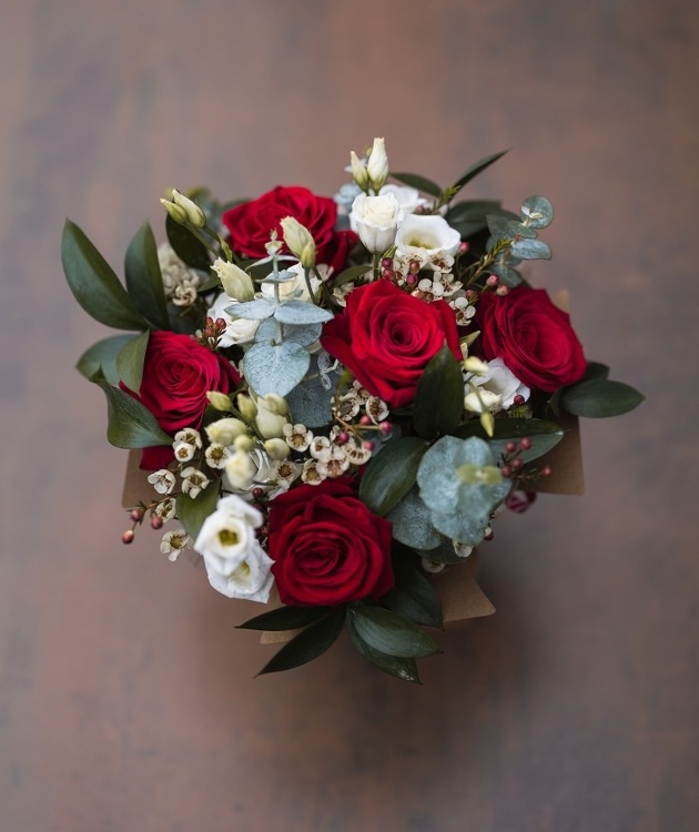 Fleurs à Lisbonne - Box of Red Roses and Eucalyptus (5)