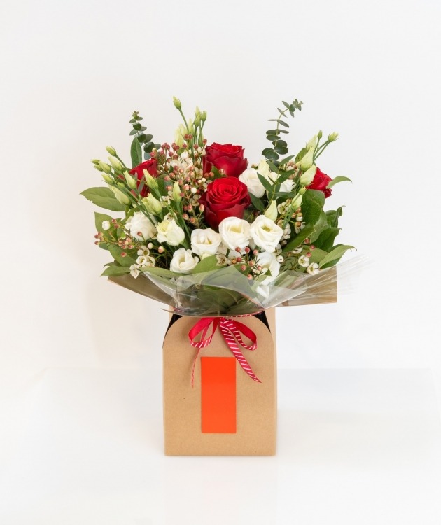 Fleurs à Lisbonne - Box of Red Roses and Eucalyptus (2)