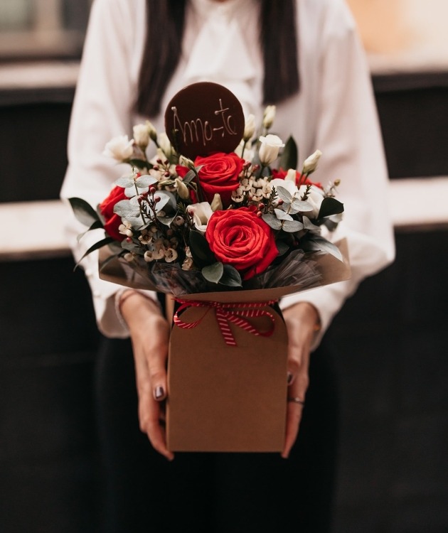 Fleurs à Lisbonne - Box of Red Roses and Eucalyptus (7)