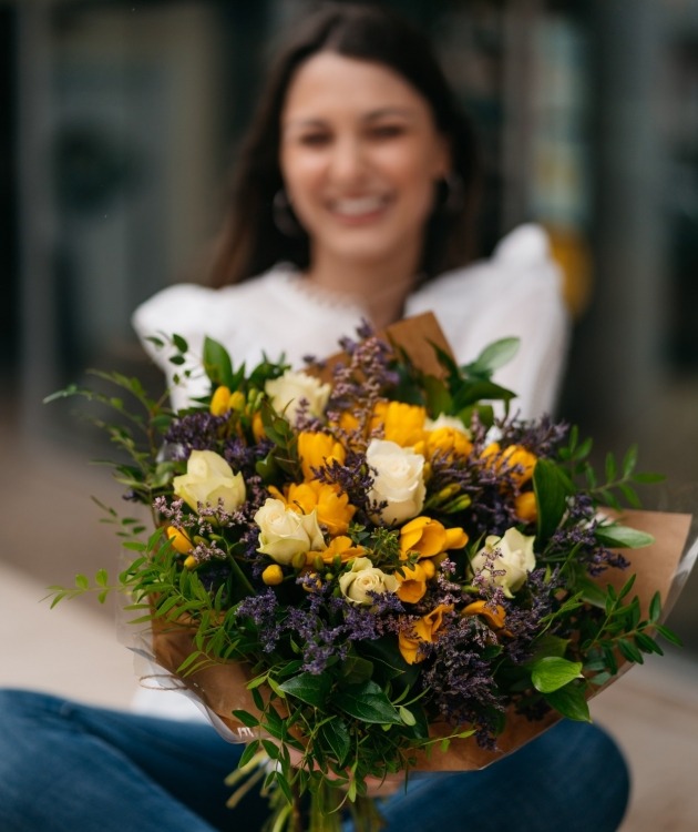 Fleurs à Lisbonne - Feldzweig mit Gelben Freesien (8)