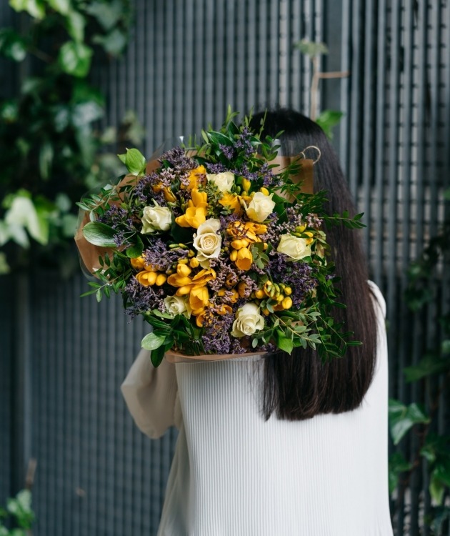 Fleurs à Lisbonne - Feldzweig mit Gelben Freesien (4)