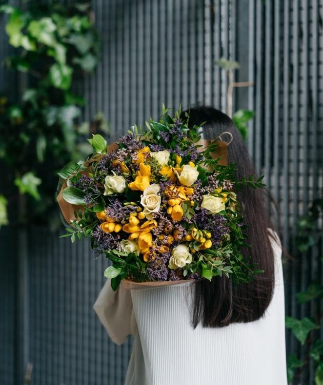 Fleurs à Lisbonne - Feldzweig mit Gelben Freesien (3)
