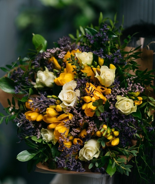 Fleurs à Lisbonne - Feldzweig mit Gelben Freesien (5)