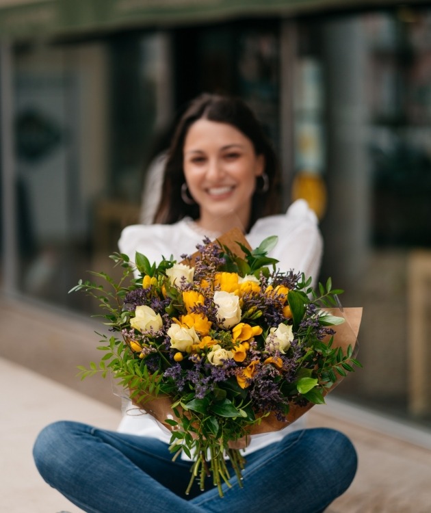 Fleurs à Lisbonne - Feldzweig mit Gelben Freesien (7)