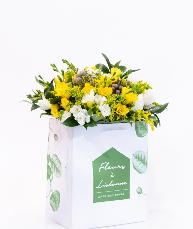 Fleurs à Lisbonne - Blumenstrauß aus gelben und weißen Freesien (1)