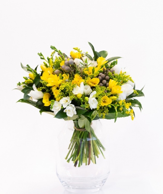 Bouquet of Yellow and White Freesias | Fleurs à Lisbonne