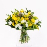 Blumenstrauß aus gelben und weißen Freesien (2)