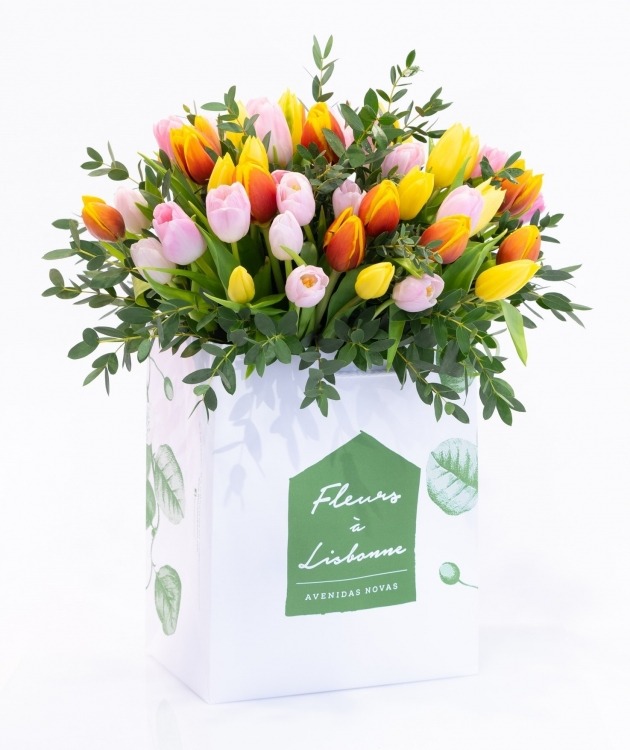Fleurs à Lisbonne - Bouquet of Multicoloured Tulips (1)