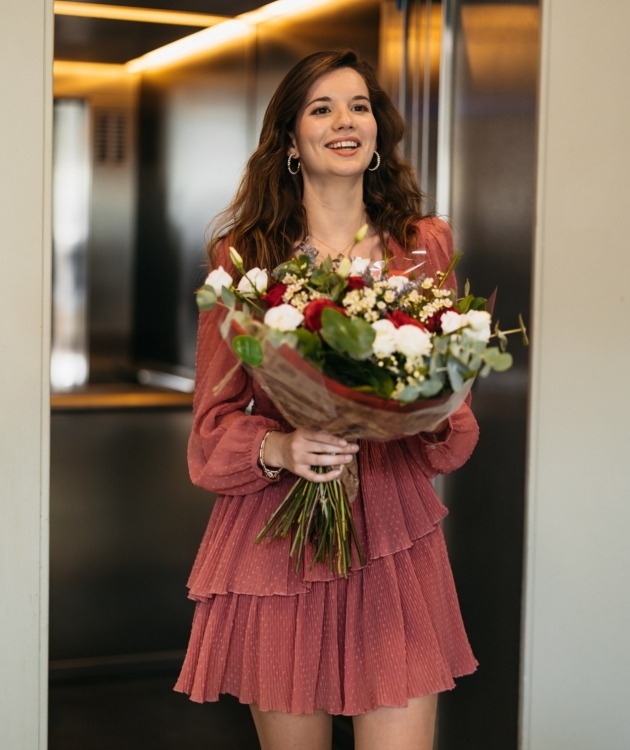 Fleurs à Lisbonne - Bouquet de Roses Rouges et Lisianthus (5)