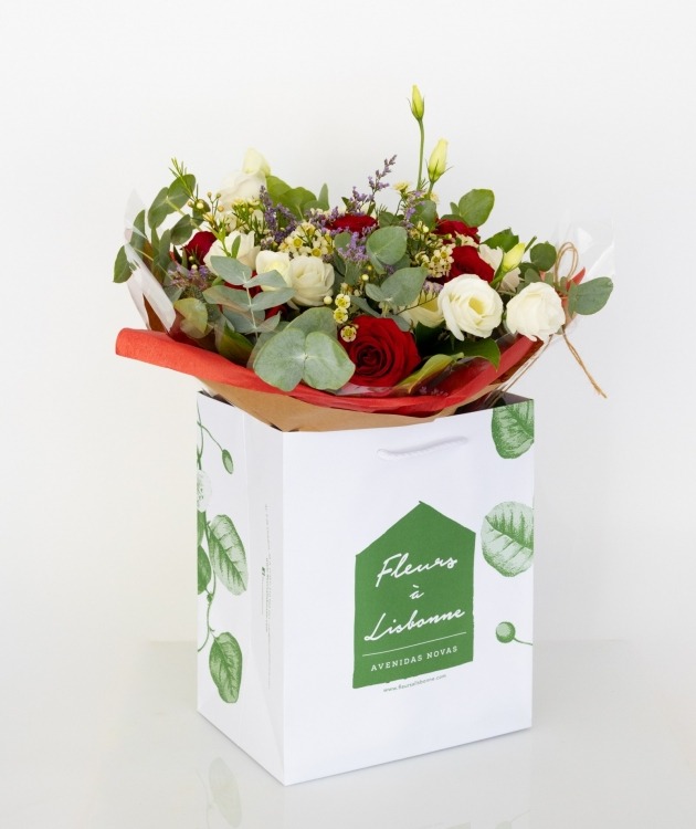 Fleurs à Lisbonne - Bouquet de Roses Rouges et Lisianthus (2)