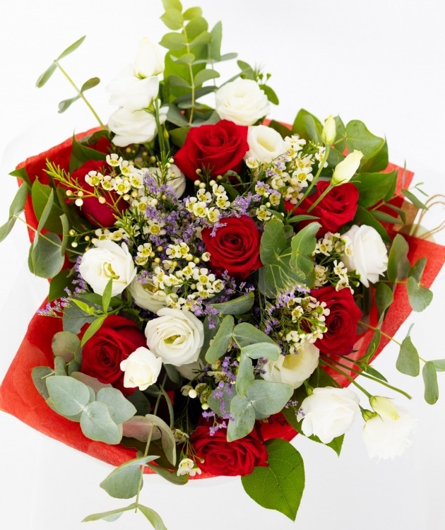 Fleurs à Lisbonne - Bouquet de Roses Rouges et Lisianthus (3)