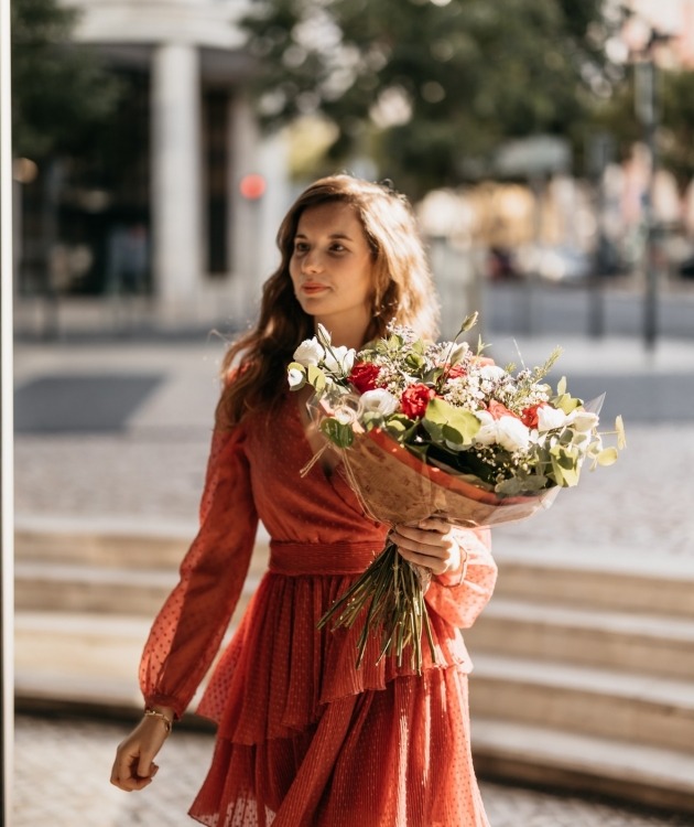 Fleurs à Lisbonne - Bouquet de Roses Rouges et Lisianthus (6)