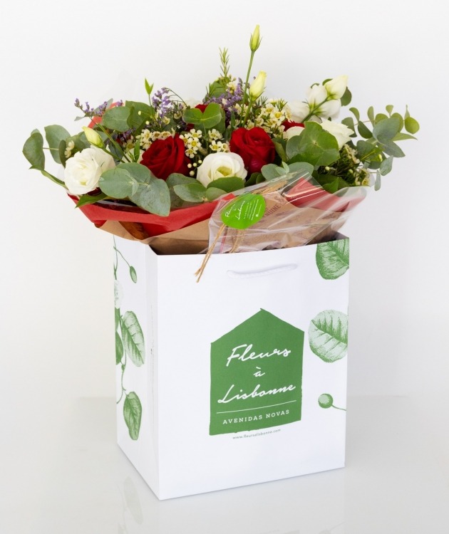 Fleurs à Lisbonne - Bouquet de Roses Rouges et Lisianthus (1)