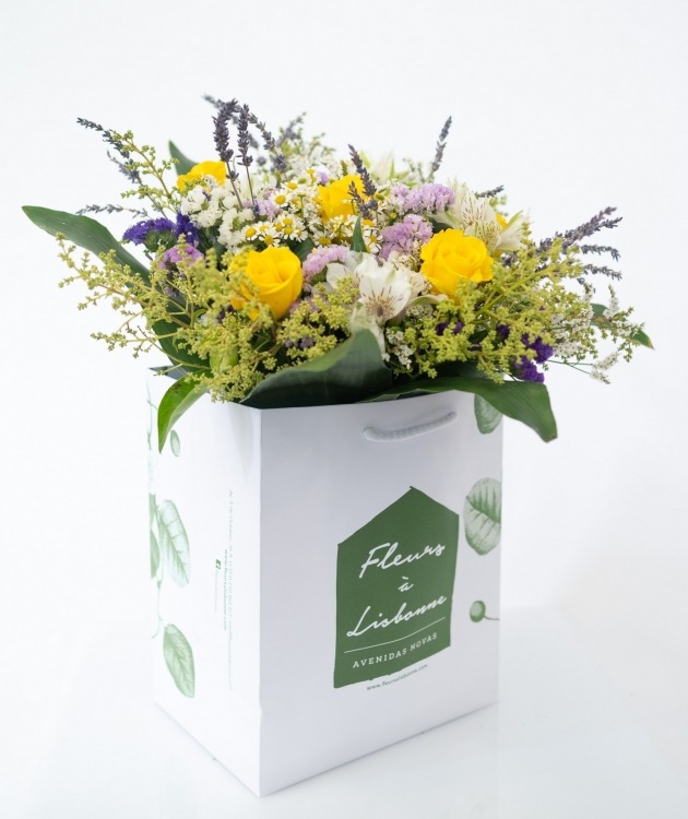 Fleurs à Lisbonne - Bouquet de Roses Jaunes et Lavande (1)