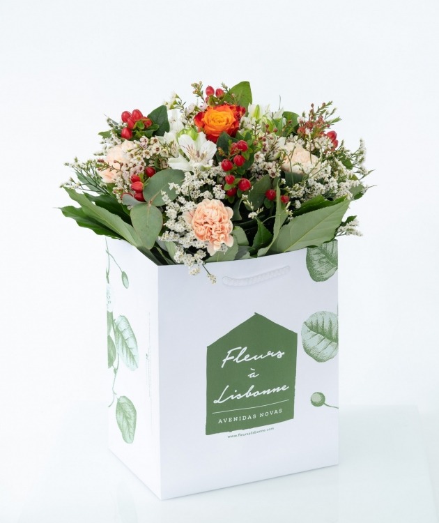 Fleurs à Lisbonne - Bouquet of Orange Roses and Red Hypericum  (1)