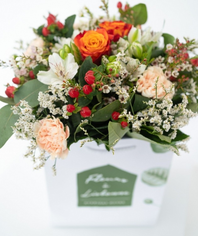 Fleurs à Lisbonne - Bouquet of Orange Roses and Red Hypericum  (4)