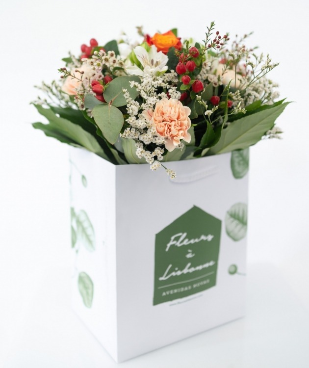 Fleurs à Lisbonne - Bouquet of Orange Roses and Red Hypericum  (2)