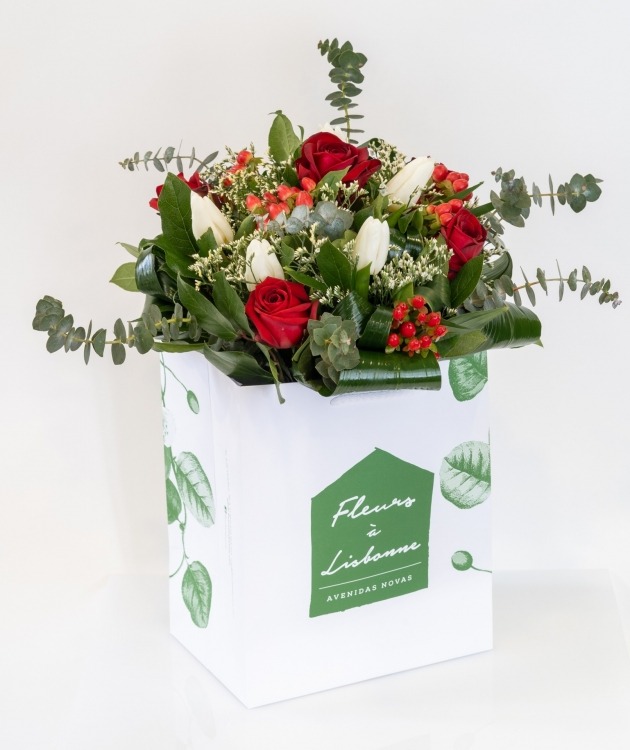 Fleurs à Lisbonne - Bouquet of Red Roses and White Tulips (1)