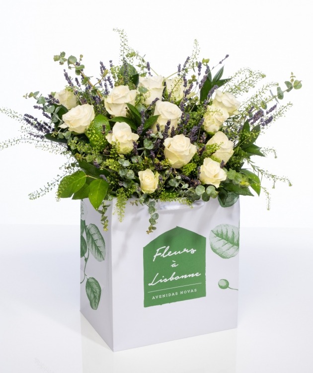 Fleurs à Lisbonne - Bouquet of White Country Roses (1)