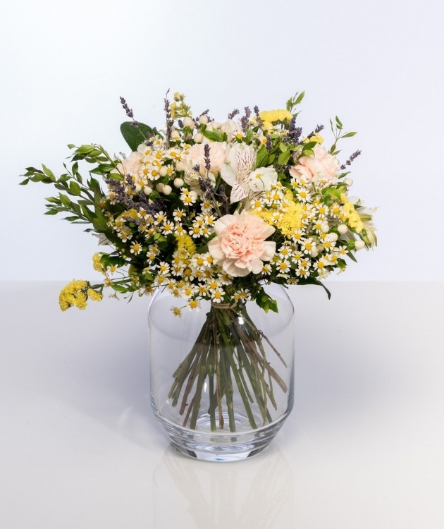 Fleurs à Lisbonne - Bouquet of Yellow Country Flowers 2