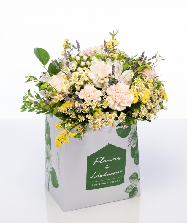 Fleurs à Lisbonne - Bouquet of Yellow Country Flowers 1
