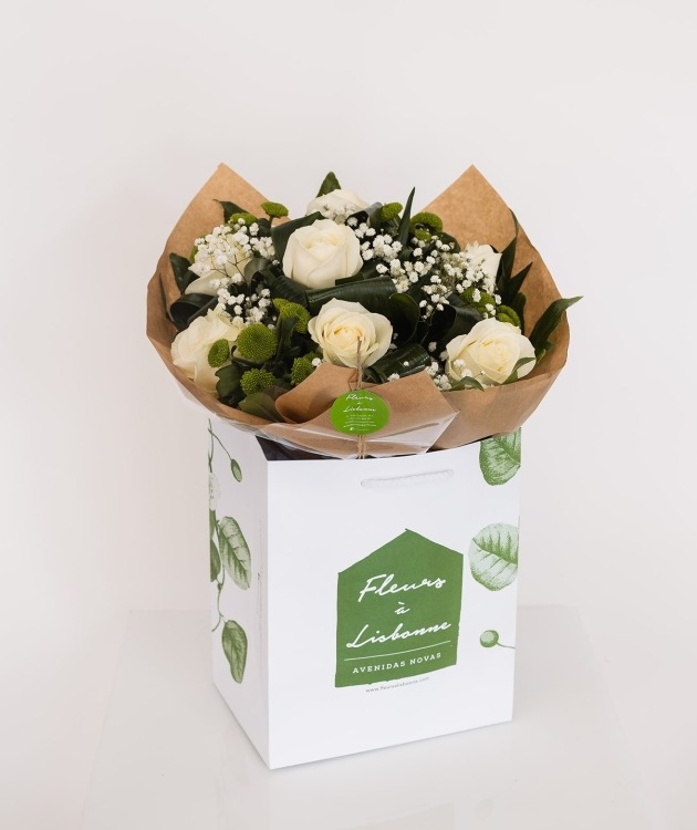 Fleurs à Lisbonne - Bouquet of Roses and Green Daisies 1