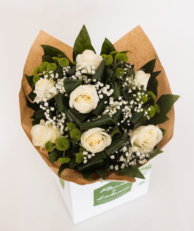 Fleurs à Lisbonne - Bouquet of Roses and Green Daisies 2