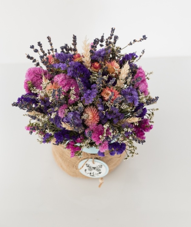 Fleurs à Lisbonne - Statice Arrangement in Decorative Basket (3)