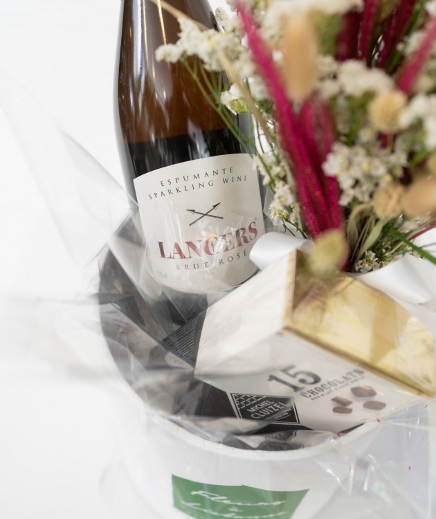 Fleurs à Lisbonne - Box with a Bouquet of Dried Fruits, Chocolates and Sparkling Wine 3