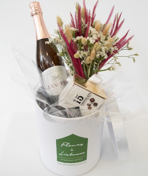 Fleurs à Lisbonne - Box with a Bouquet of Dried Fruits, Chocolates and Sparkling Wine 2 Zoom Image 