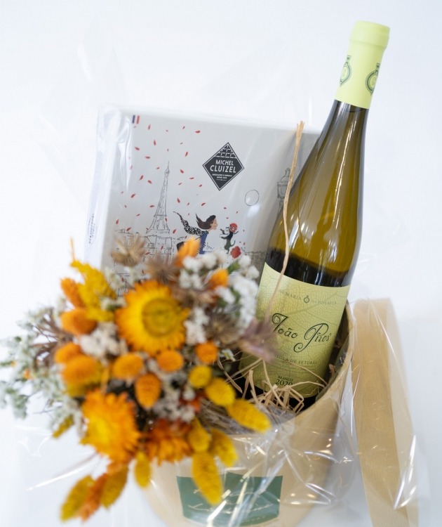 Fleurs à Lisbonne - Box with a Bouquet of Dried Fruits, Chocolates and White Wine (3)