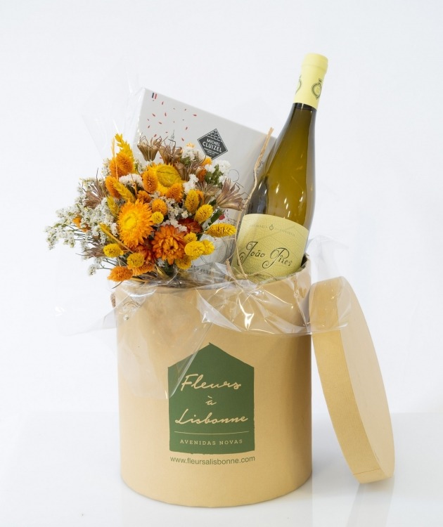 Fleurs à Lisbonne - Box with a Bouquet of Dried Fruits, Chocolates and White Wine (1)