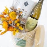 Box with a Bouquet of Dried Fruits, Chocolates and White Wine (4)