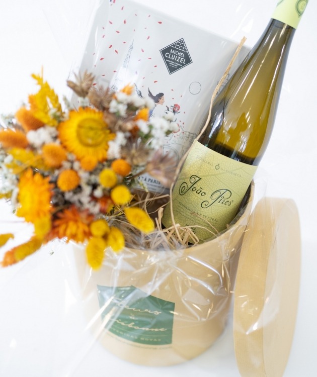 Fleurs à Lisbonne - Box with a Bouquet of Dried Fruits, Chocolates and White Wine (4)